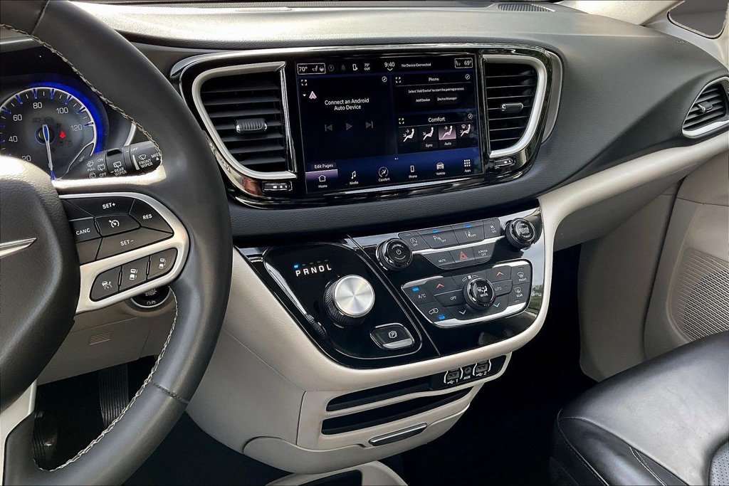 Used 2023 Chrysler Pacifica Touring-L FWD image 12