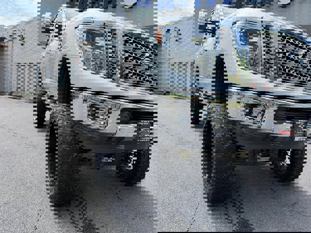 Used 2017 Nissan Titan SL image 4