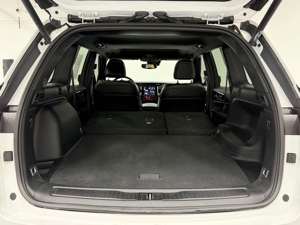 Used 2023 Jeep Grand Cherokee Altitude AWD/4WD image 28
