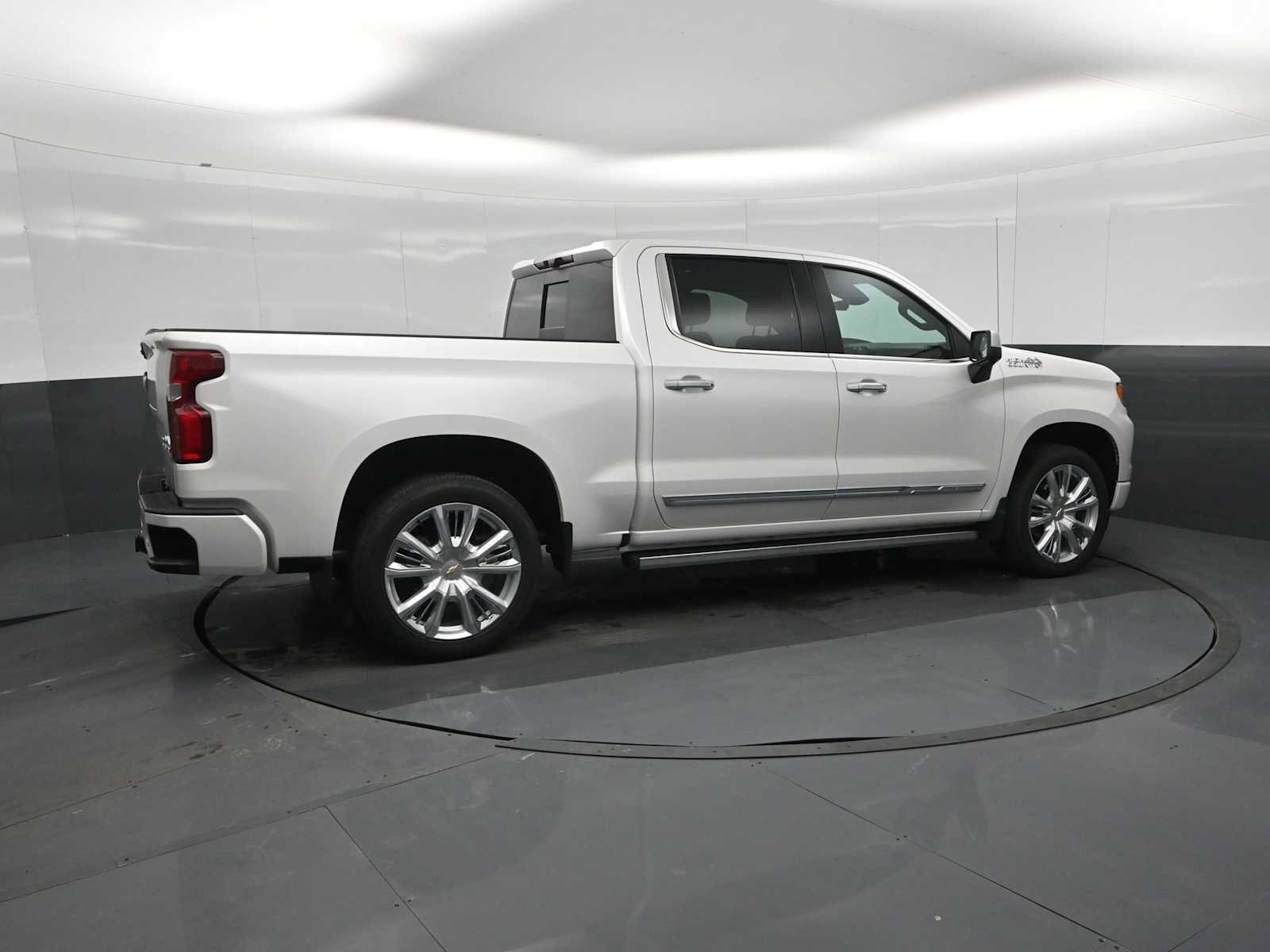 Used 2024 Chevrolet Silverado 1500 High Country image 9