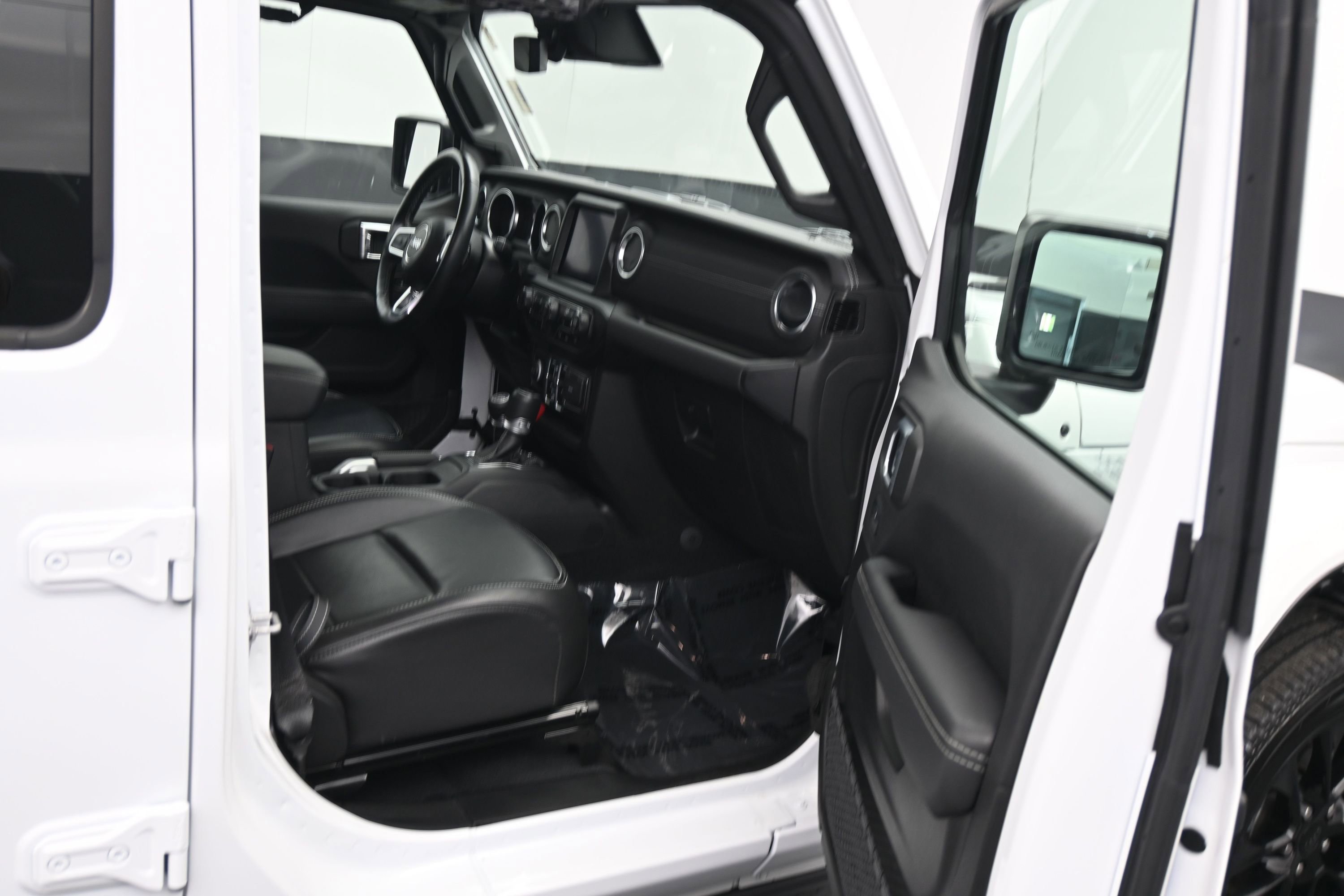 Used 2022 Jeep Wrangler Unlimited Sahara w/ Cold Weather Group AWD/4WD image 13