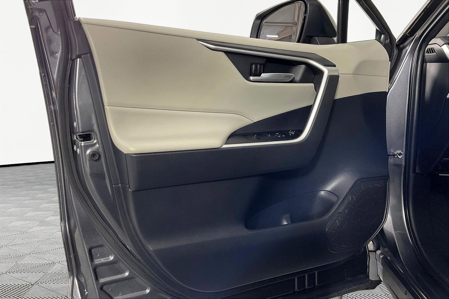 Used 2022 Toyota RAV4 XLE w/ Convenience Package image 20