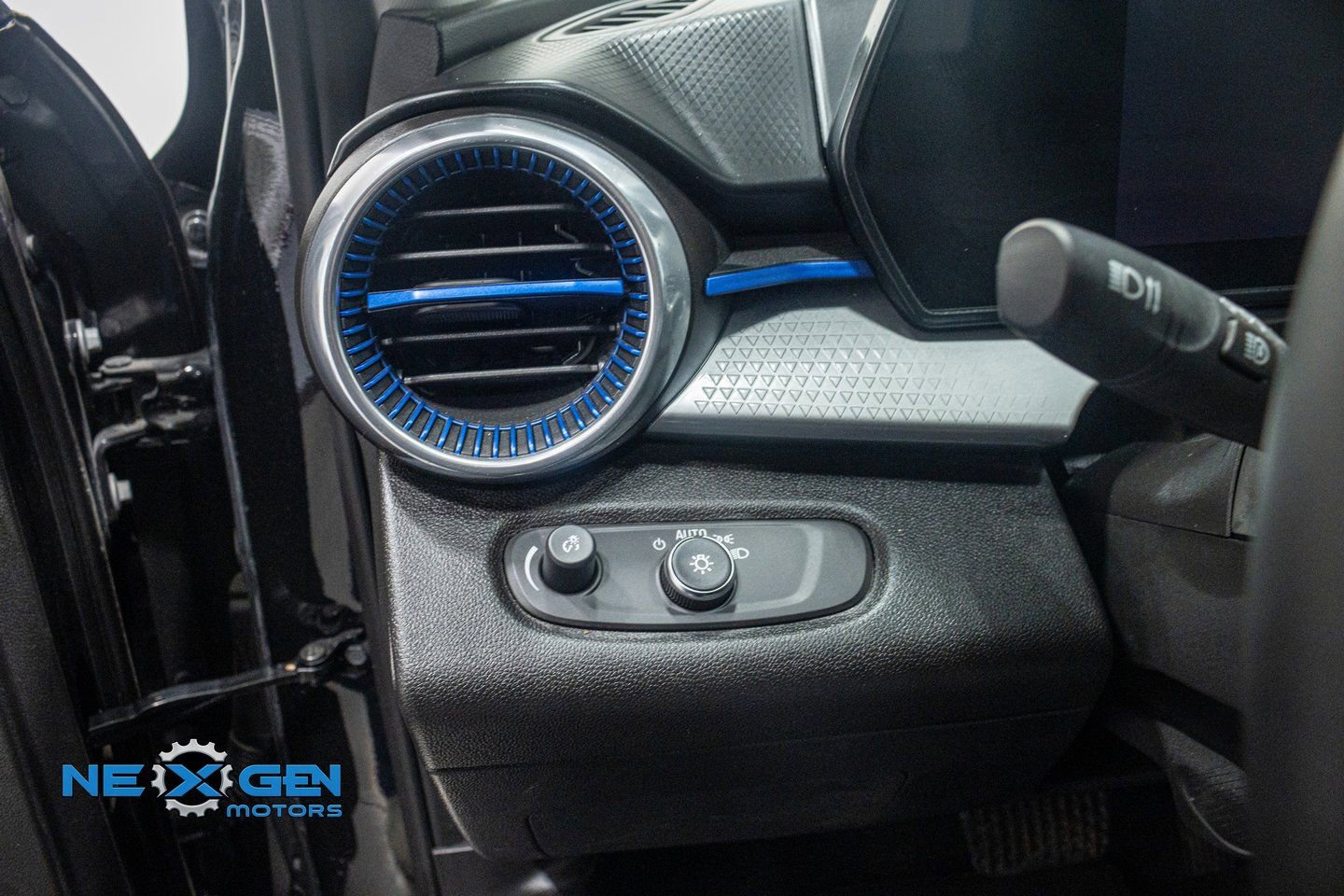 Used 2025 Chevrolet Trax LT w/ Driver Confidence Package image 13