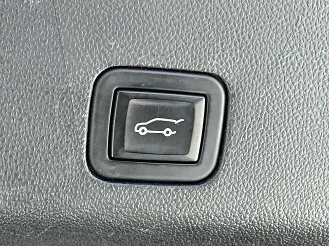 Used 2024 Chevrolet Suburban Z71 w/ Luxury Package AWD/4WD image 19