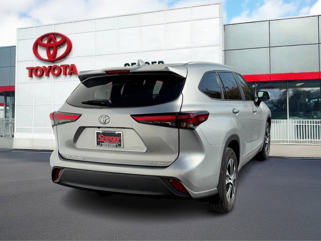Certified 2023 Toyota Highlander AWD image 3