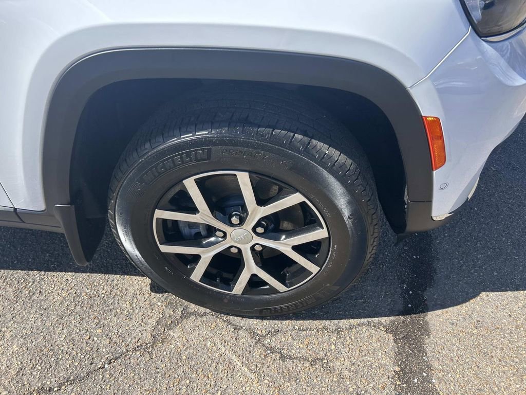 Used 2023 Jeep Grand Cherokee L Limited w/ Luxury Tech Group II image 12