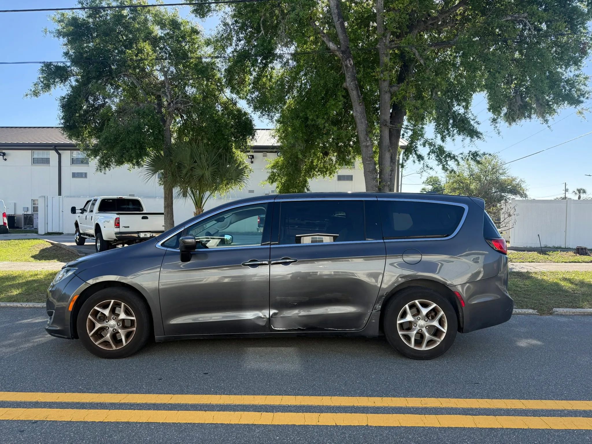 Used 2017 Chrysler Pacifica Touring Plus w/ Tire & Wheel Group FWD image 5