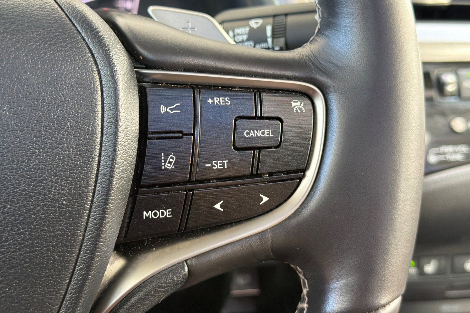Used 2019 Lexus ES 350 Ultra Luxury w/ Accessory Package 2 FWD image 32