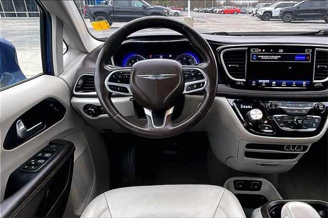 Used 2021 Chrysler Pacifica Touring-L image 8