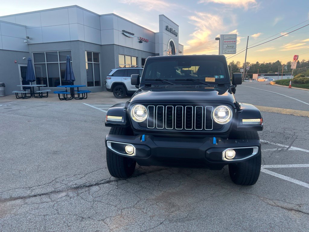 Used 2024 Jeep Wrangler Unlimited Sahara w/ Technology Group AWD/4WD image 5