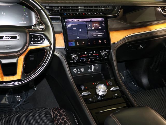 Used 2022 Jeep Grand Cherokee Summit AWD/4WD image 17