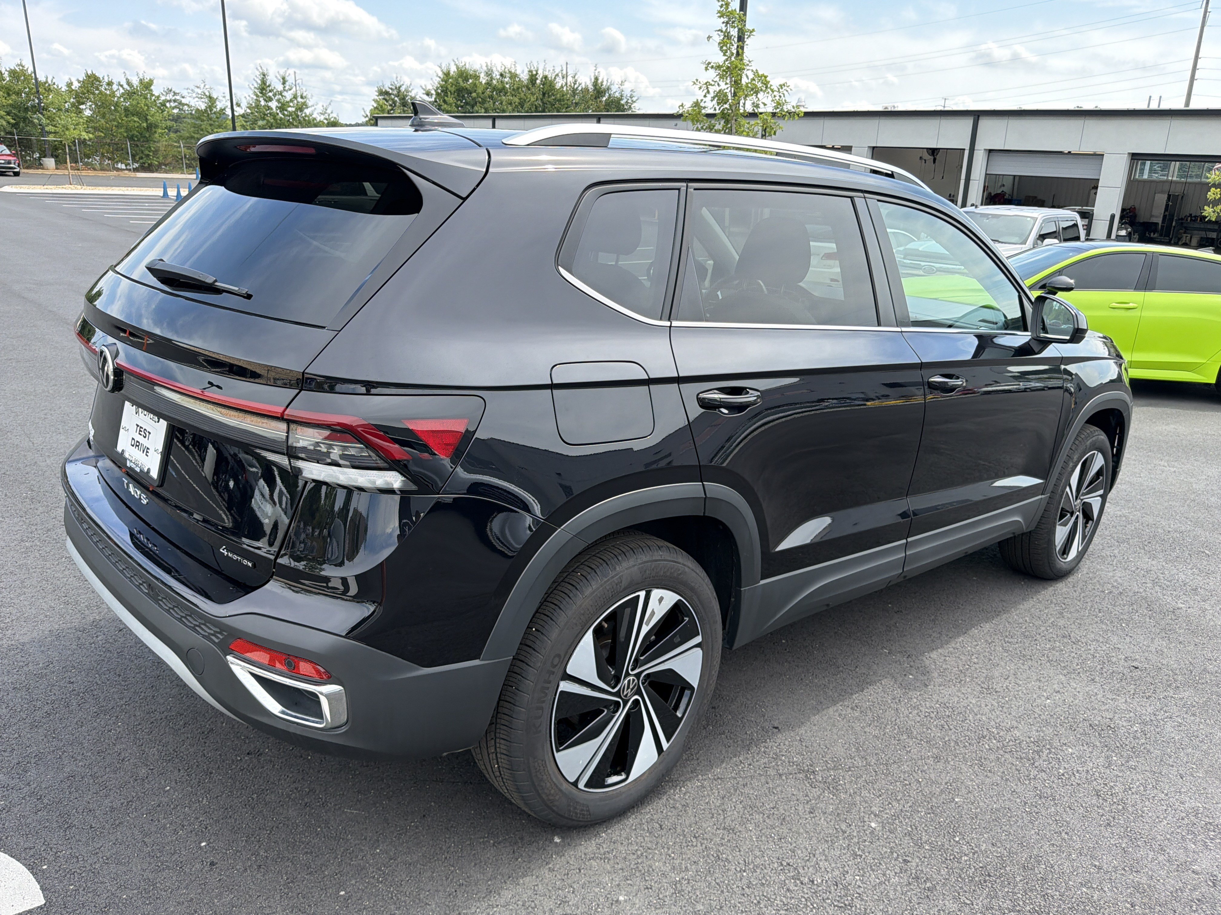 Used 2025 Volkswagen Taos SE AWD/4WD image 7
