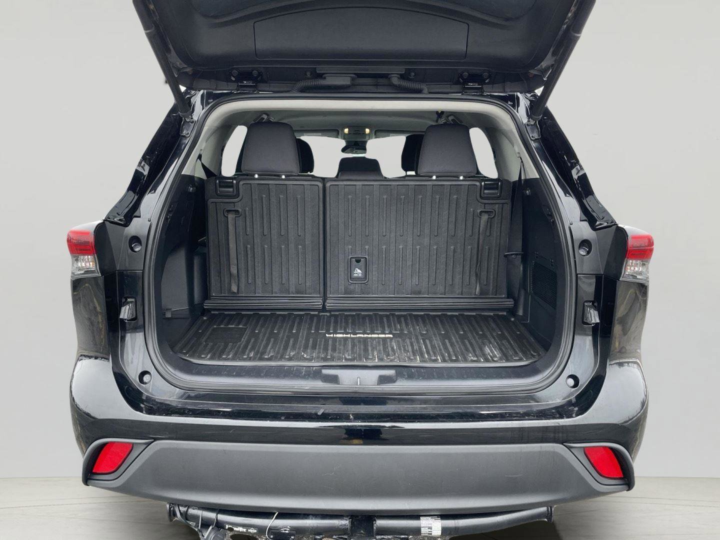 Used 2021 Toyota Highlander LE image 9