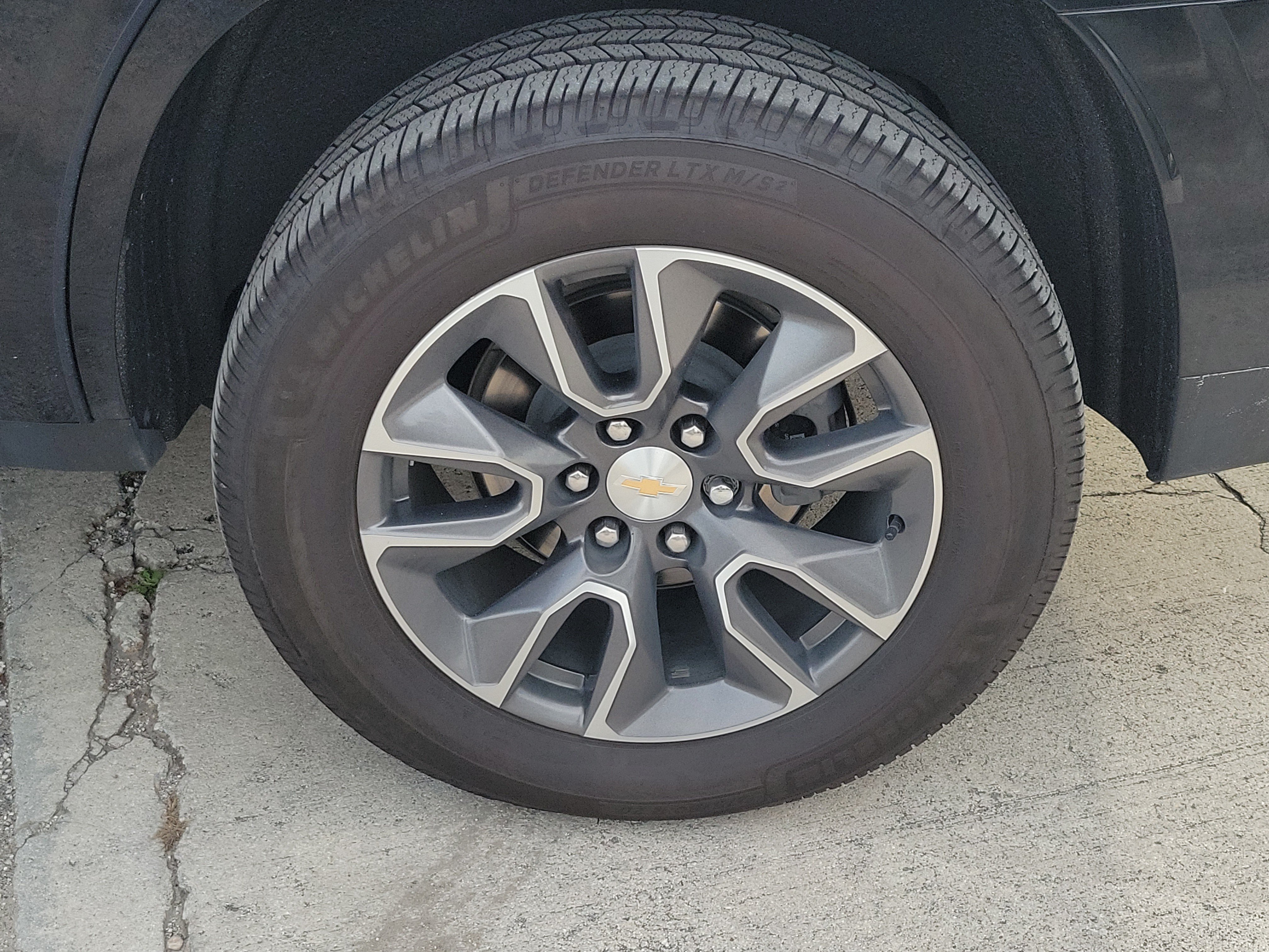 Used 2024 Chevrolet Tahoe LT w/ Luxury Package RWD image 4