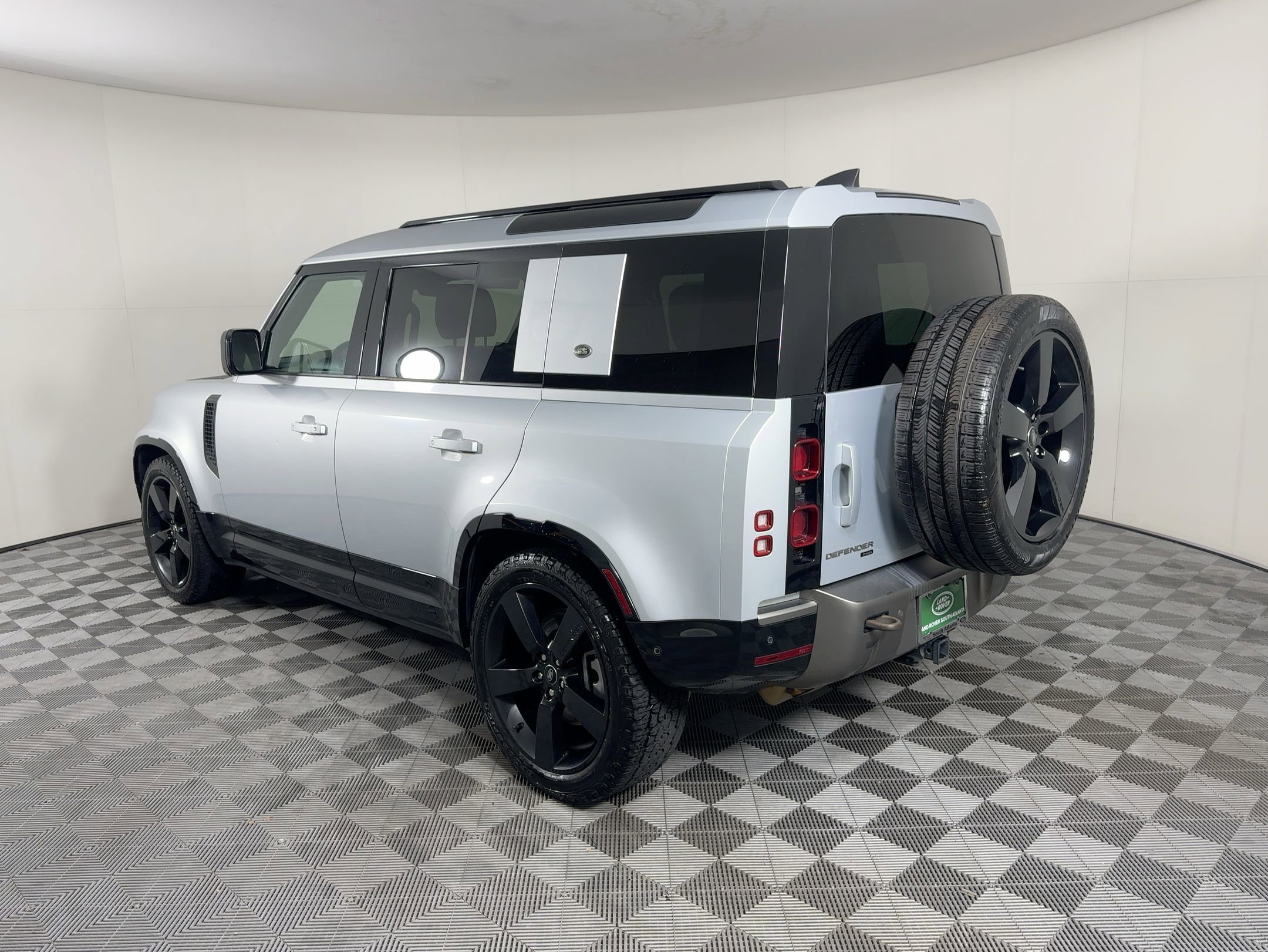 Used 2022 Land Rover Defender 110 X-Dynamic SE image 3