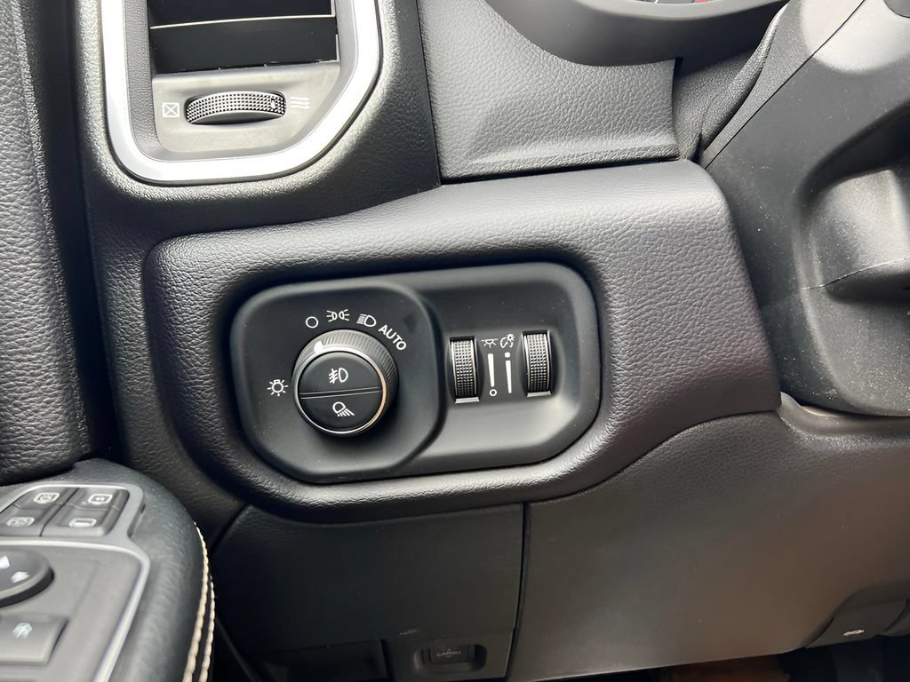 Used 2024 RAM 3500 Laramie AWD/4WD image 40