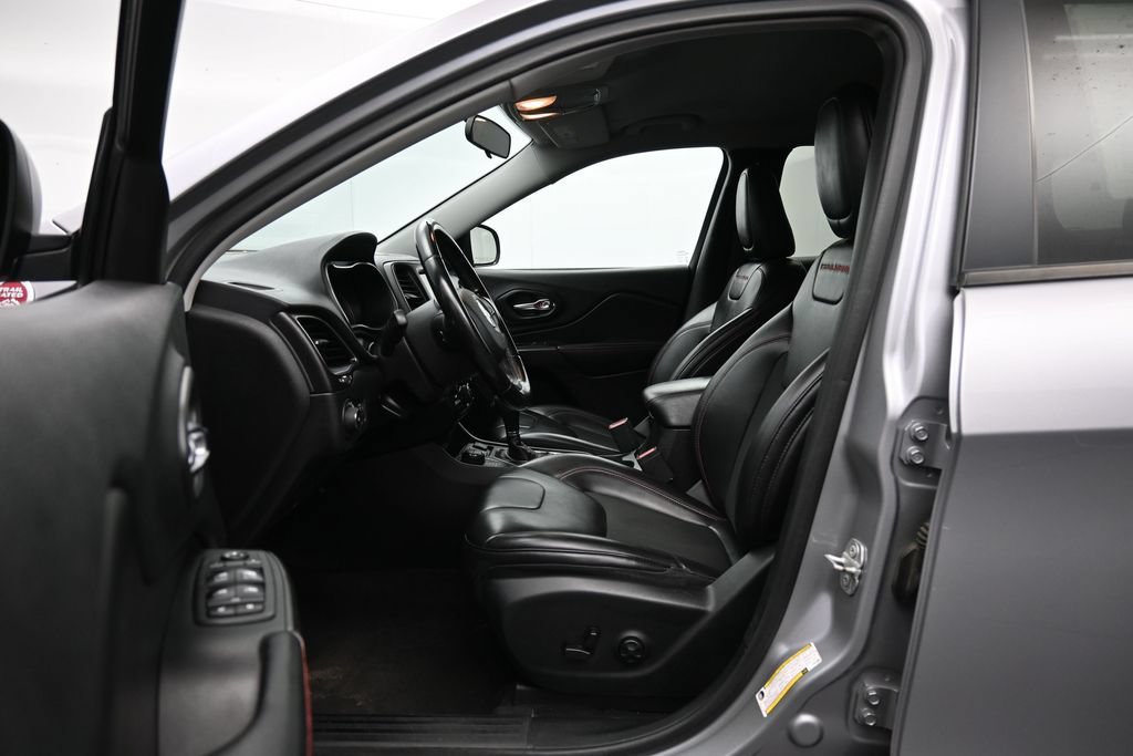 Used 2020 Jeep Cherokee Trailhawk AWD/4WD image 23
