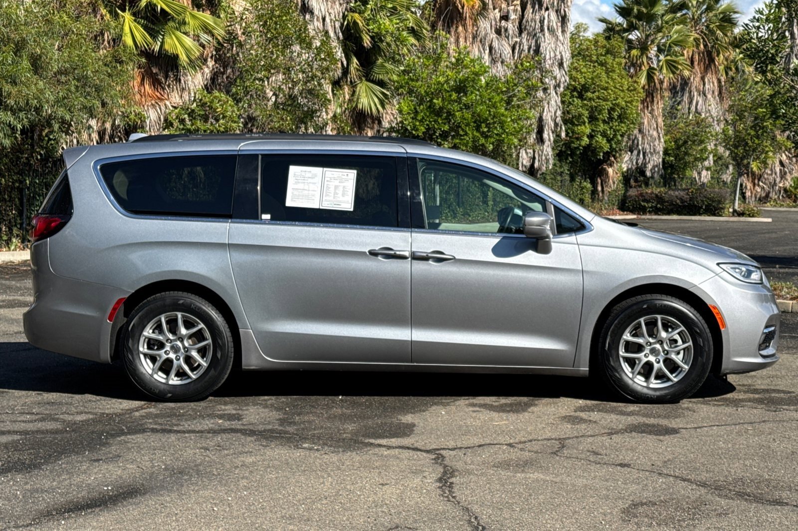 Used 2021 Chrysler Pacifica Touring image 2