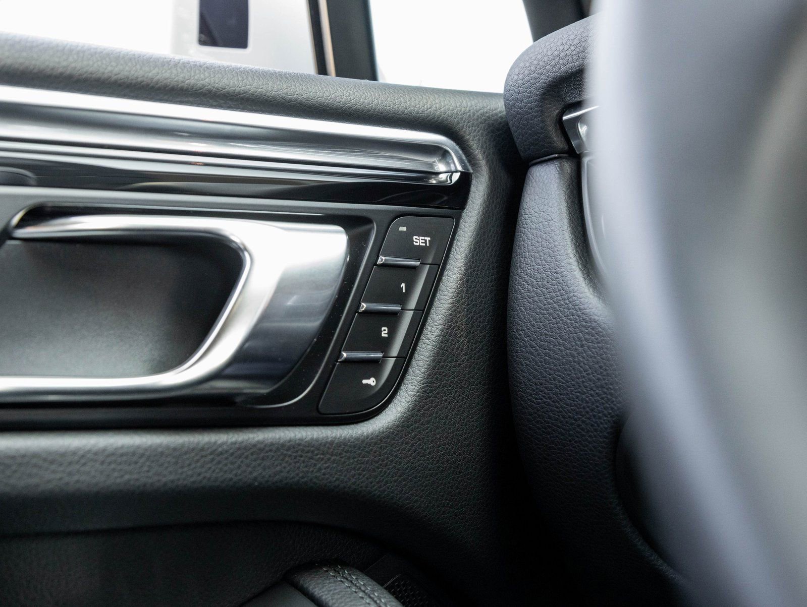 Certified 2026 Porsche Macan image 18