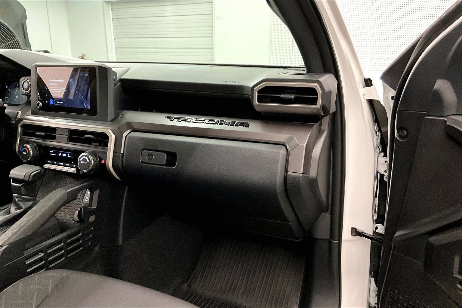 Used 2025 Toyota Tacoma SR5 AWD/4WD image 19