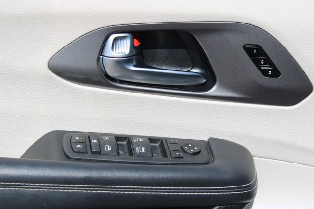 Used 2024 Chrysler Pacifica Limited FWD image 15