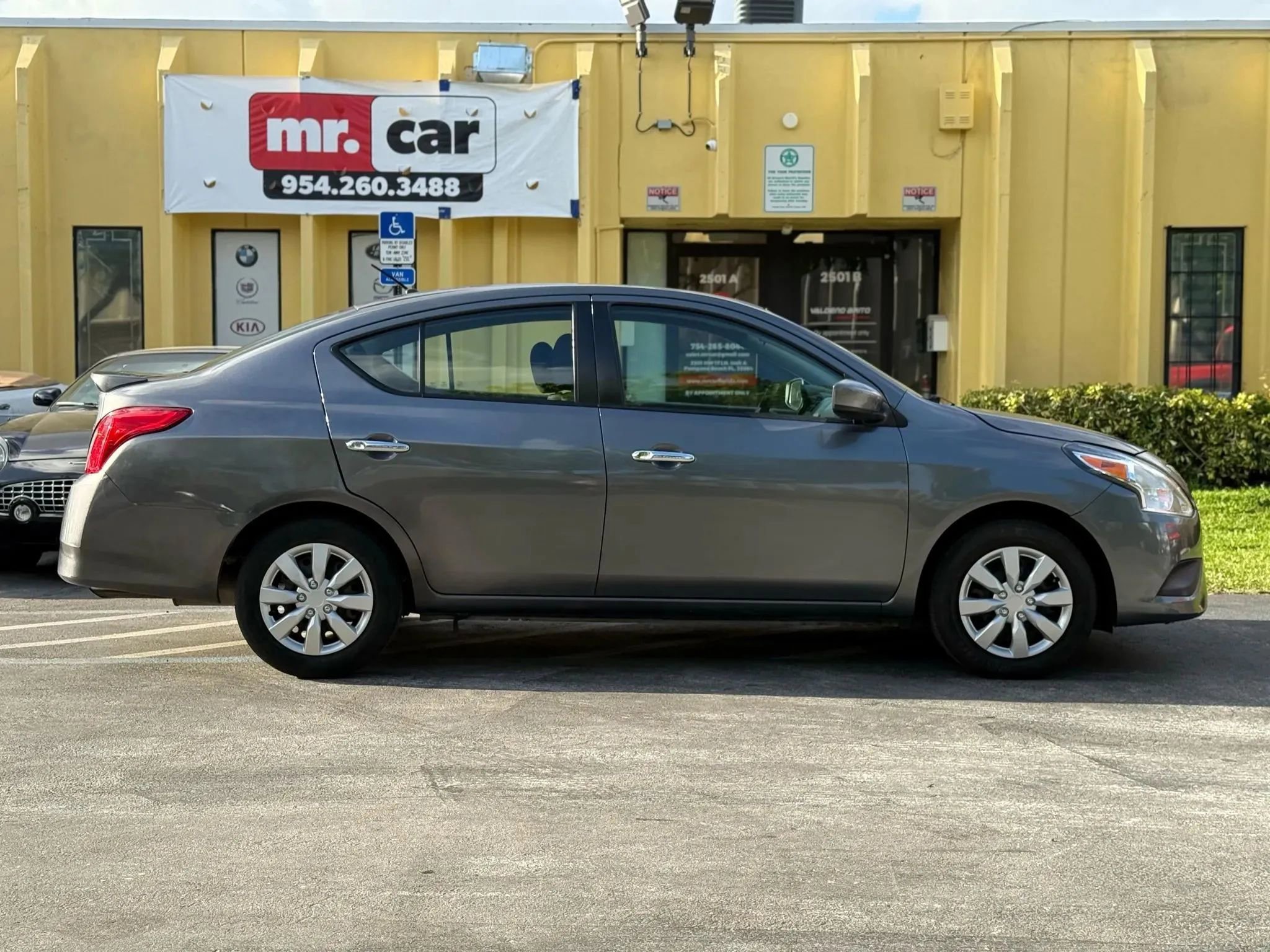 Used 2018 Nissan Versa SV FWD image 6