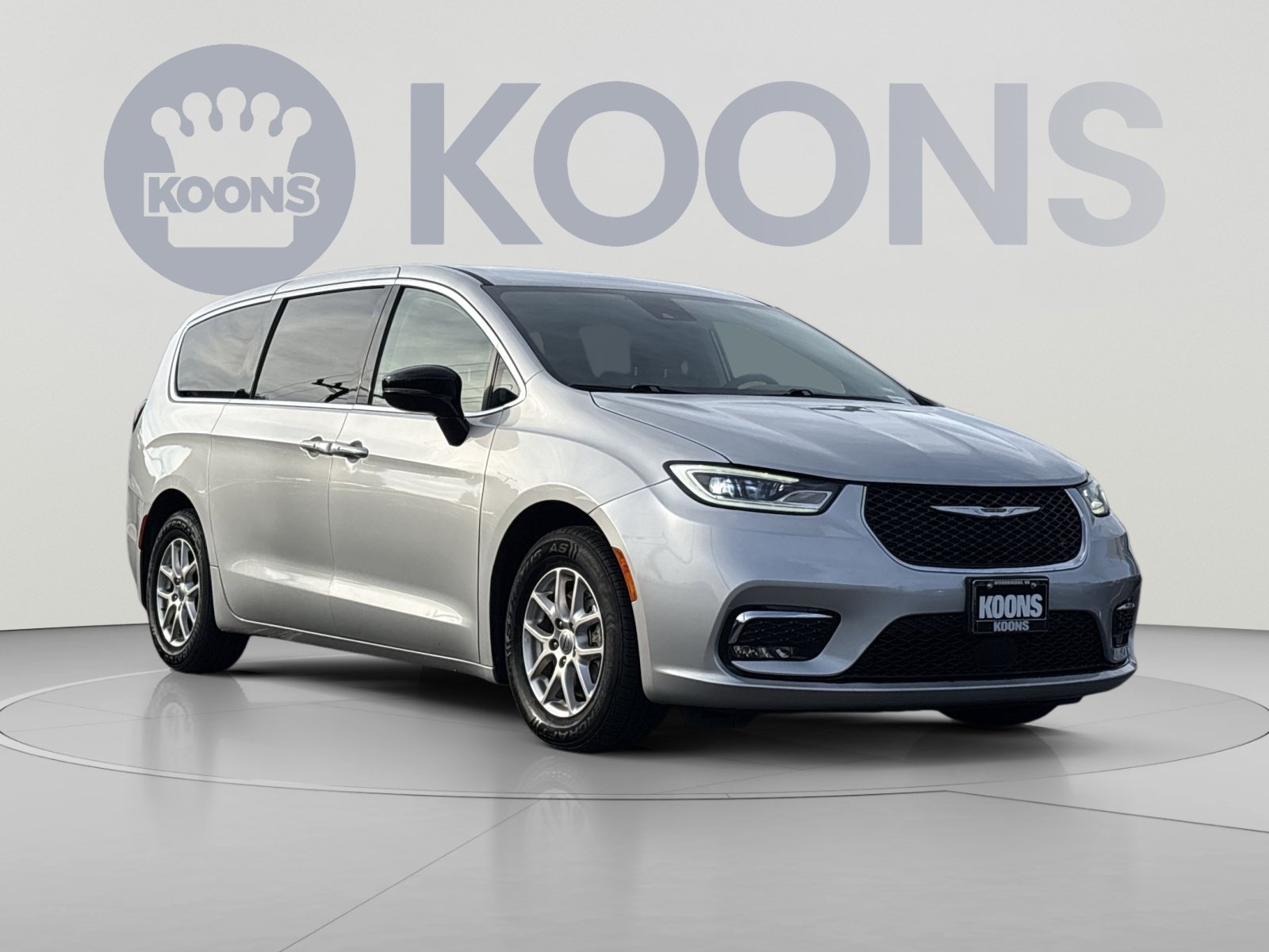 Used 2024 Chrysler Pacifica Touring-L FWD image 10