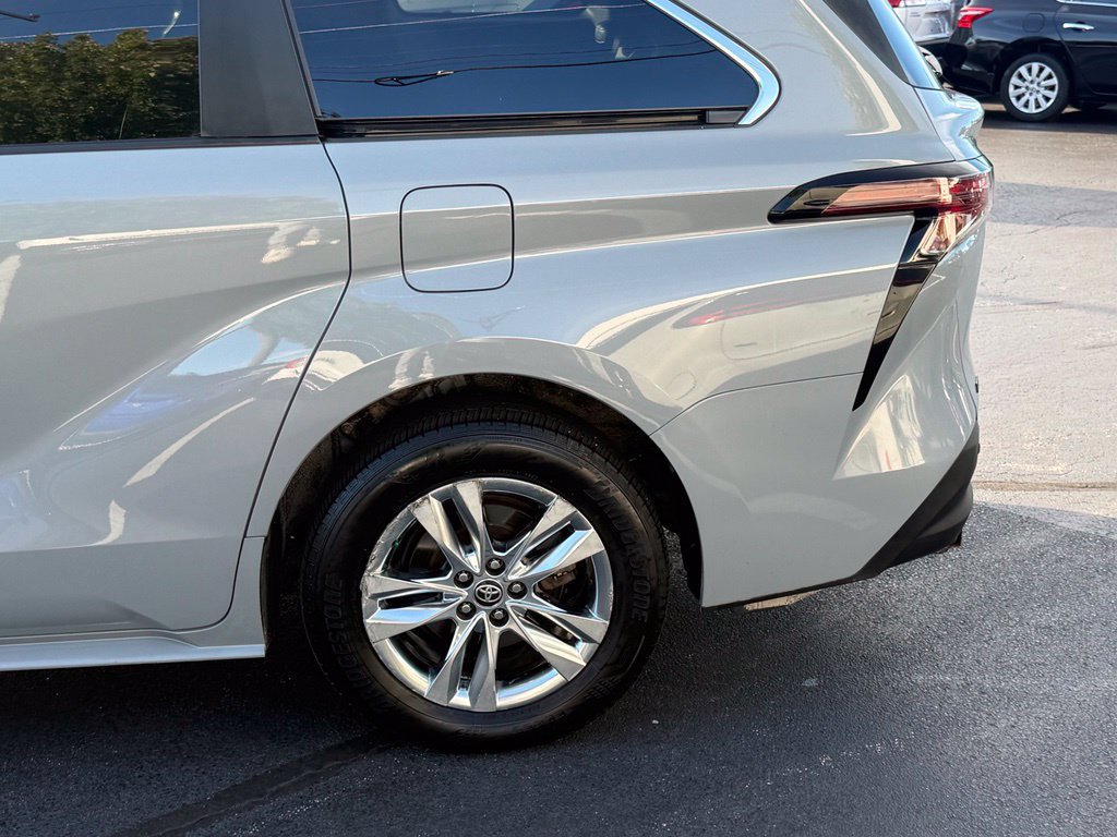 Certified 2023 Toyota Sienna XLE Woodland Edition AWD/4WD image 4