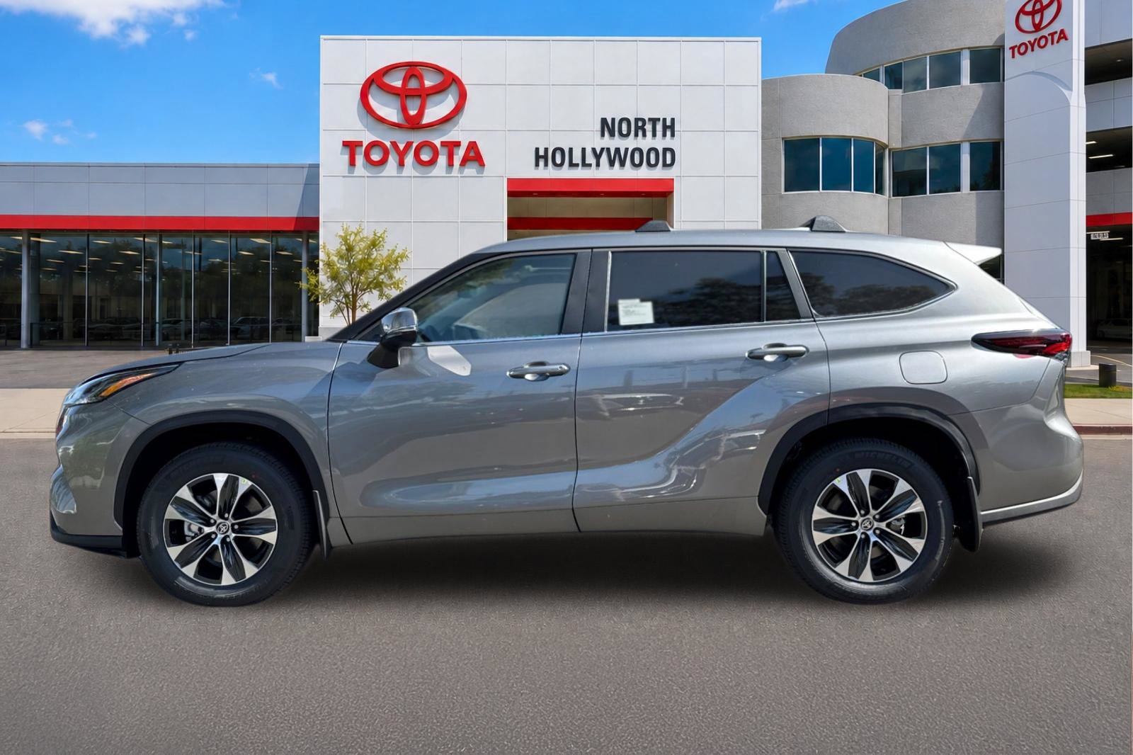 New 2026 Toyota Highlander XLE AWD/4WD image 2