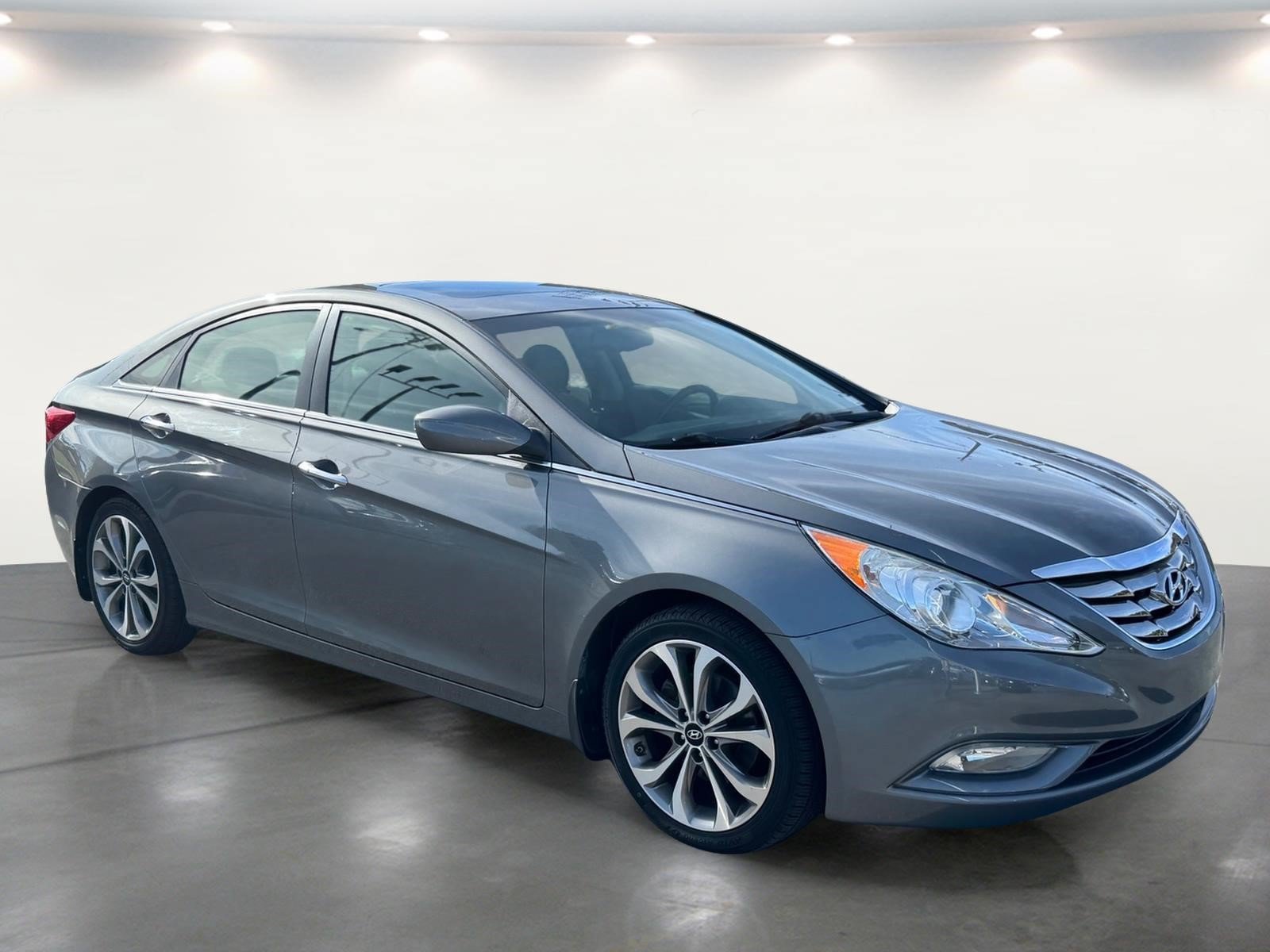 Used 2013 Hyundai Sonata SE w/ Navigation & Sunroof Pkg FWD image 2