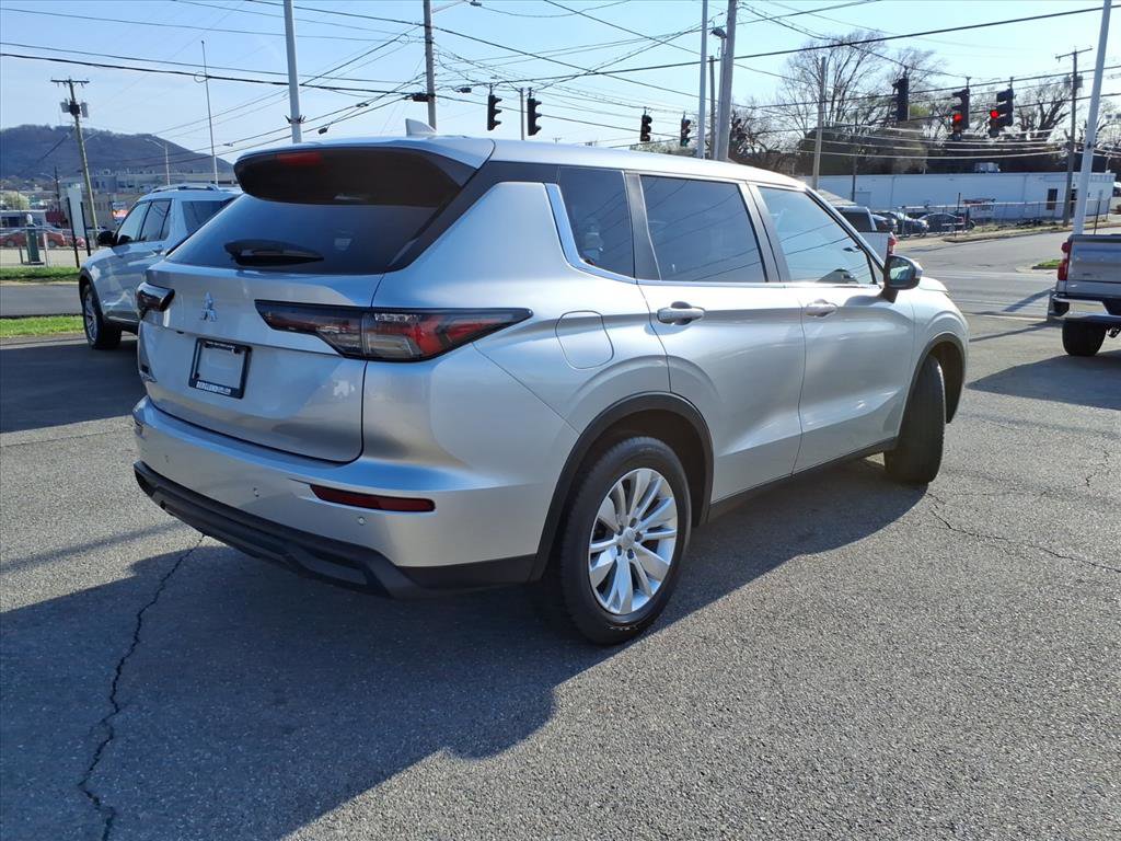 Used 2025 Mitsubishi Outlander ES image 4