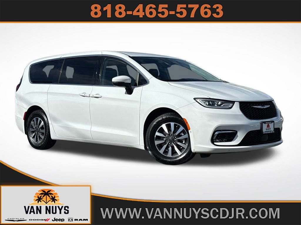 Used 2023 Chrysler Pacifica Touring-L FWD image 1