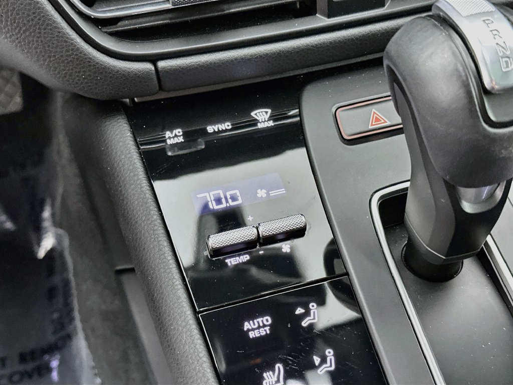 Certified 2024 Porsche Macan AWD/4WD image 18