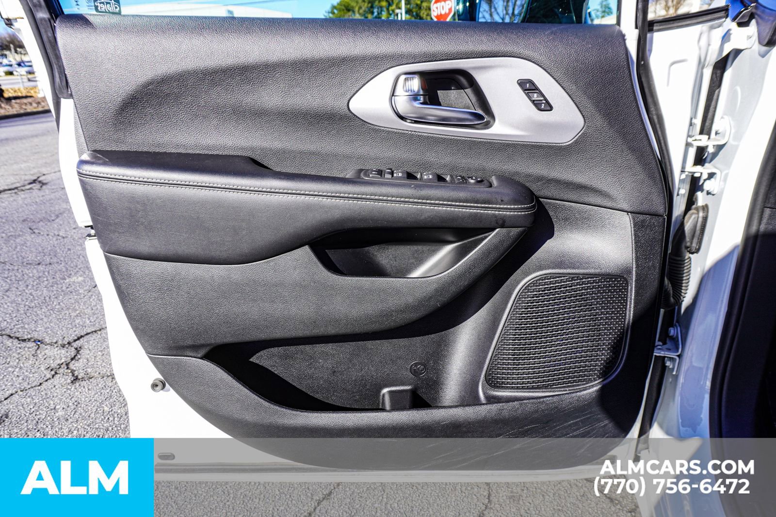 Used 2025 Chrysler Pacifica Limited image 34