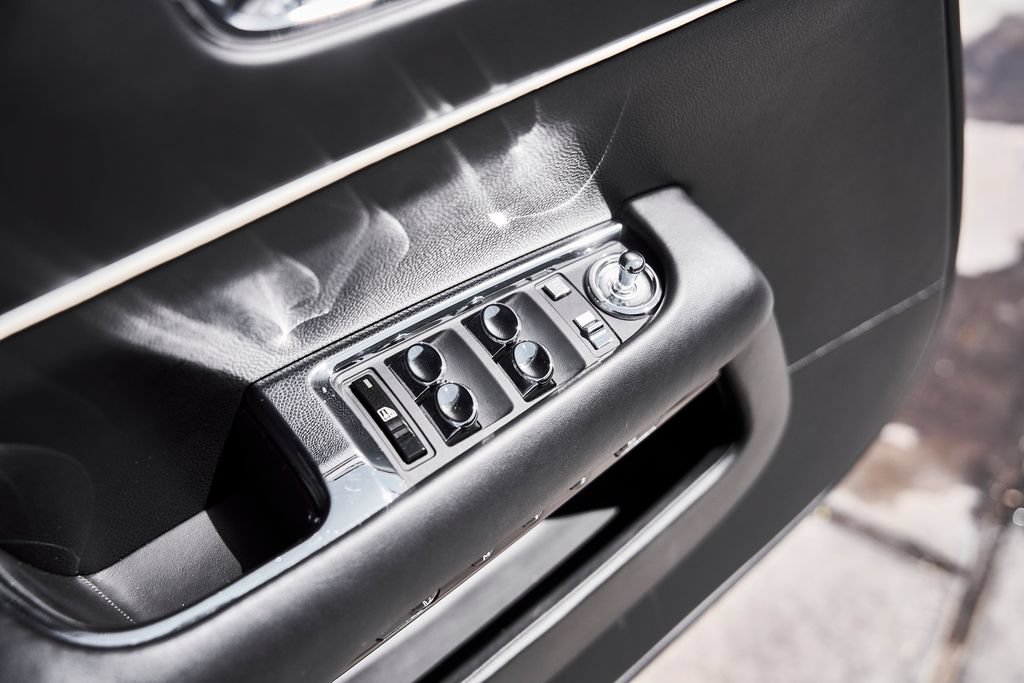 Used 2018 Rolls-Royce Dawn RWD image 29