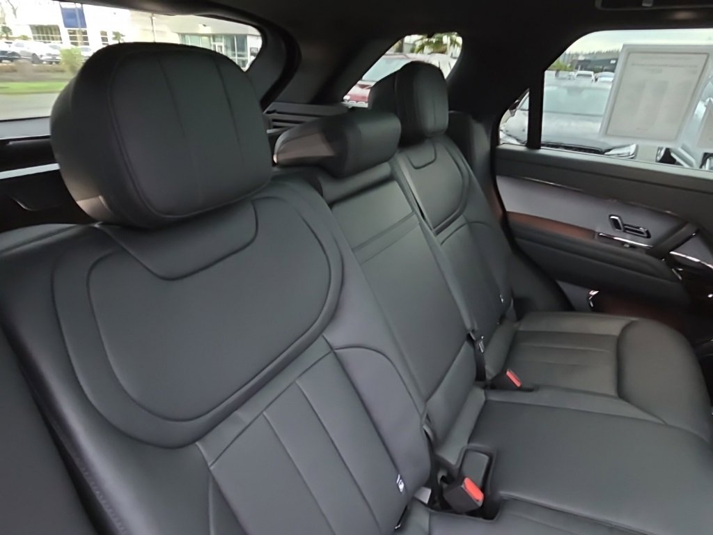 Used 2025 Land Rover Range Rover Sport SE image 18