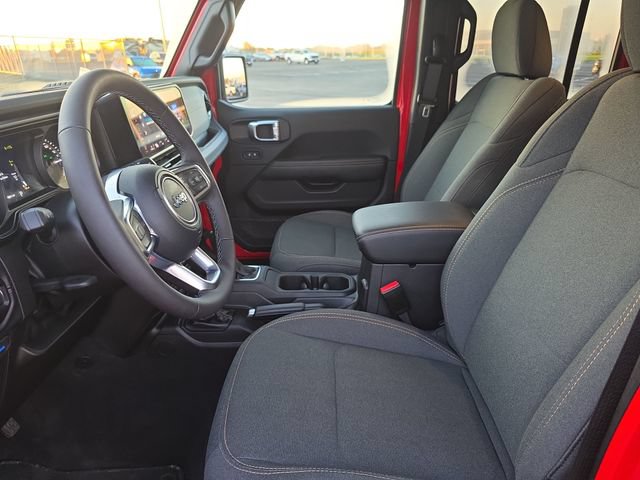 Used 2025 Jeep Wrangler Unlimited Sahara AWD/4WD image 13