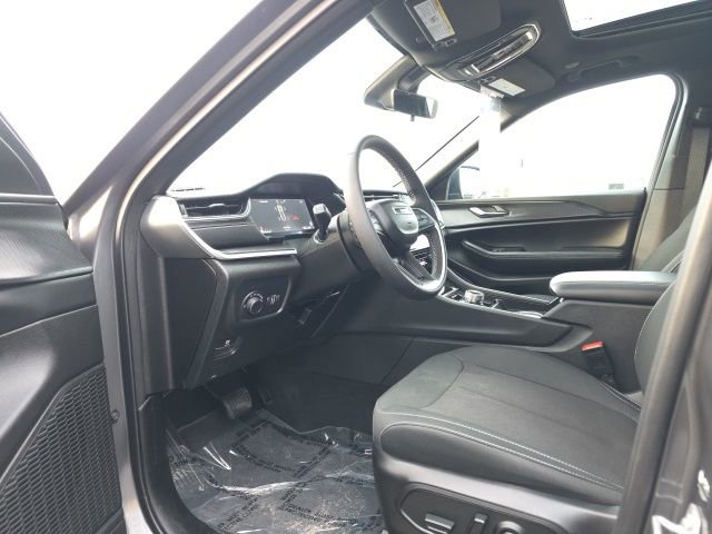 Used 2025 Jeep Grand Cherokee Laredo X image 14