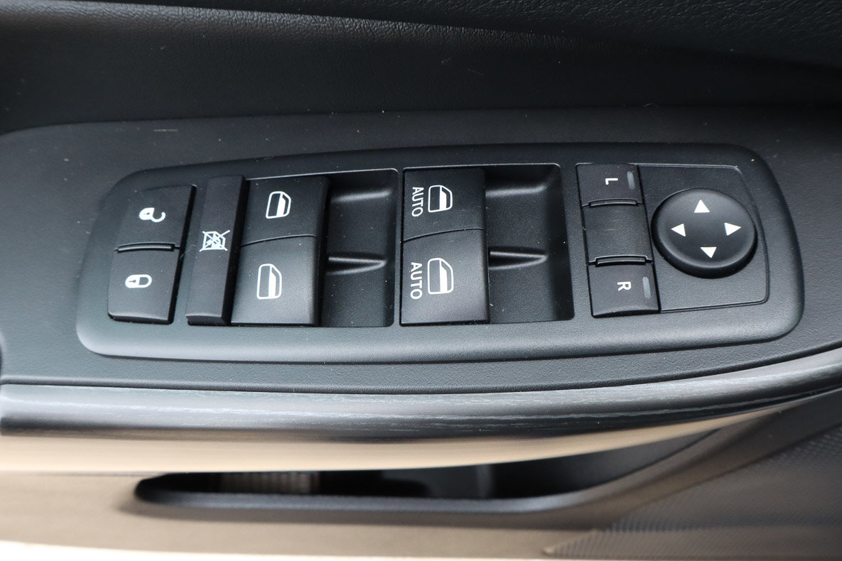 Used 2015 Jeep Cherokee Trailhawk w/ Comfort/Convenience Group AWD/4WD image 16