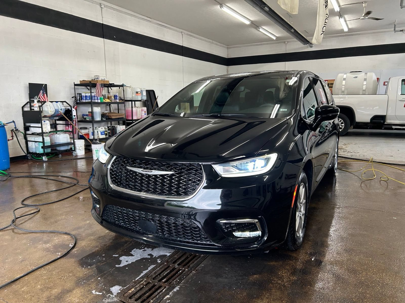 Certified 2025 Chrysler Pacifica Select FWD image 35