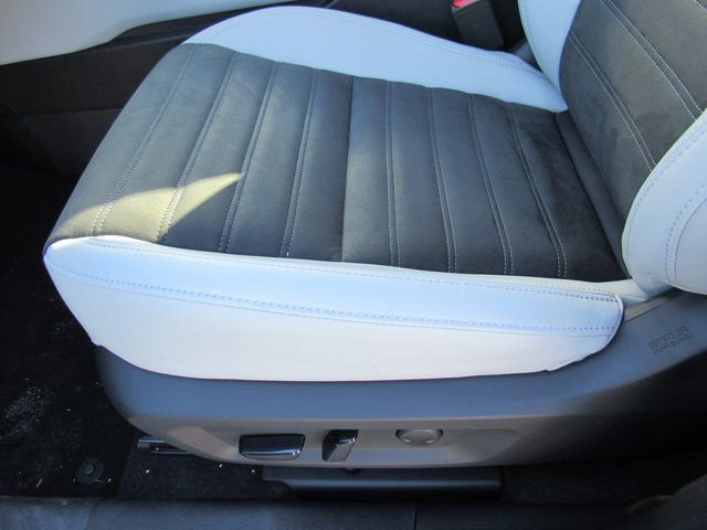 New 2025 Mitsubishi Outlander SE image 13