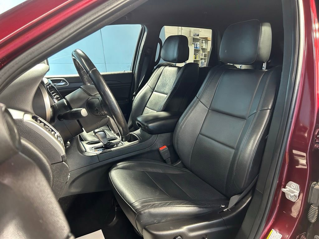 Used 2020 Jeep Grand Cherokee Laredo w/ 18" Wheel & 8.4" Radio Group AWD/4WD image 16