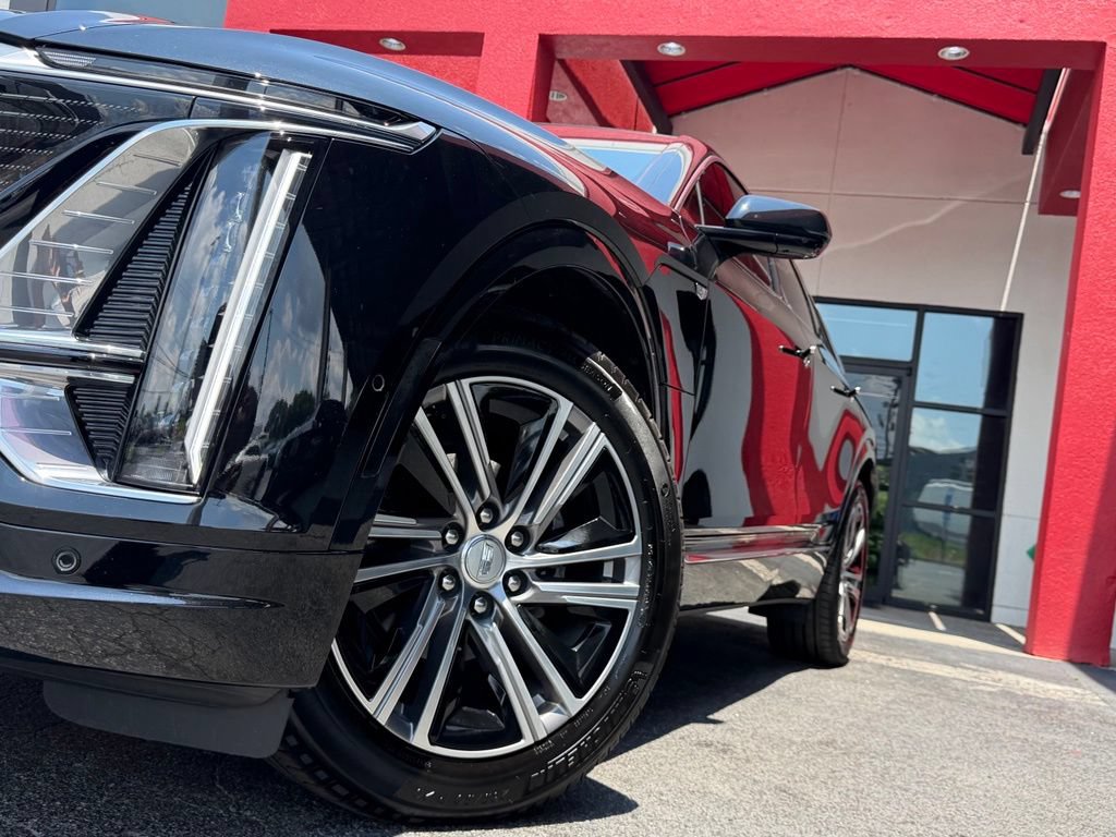 Used 2024 Cadillac Lyriq Luxury AWD/4WD image 2