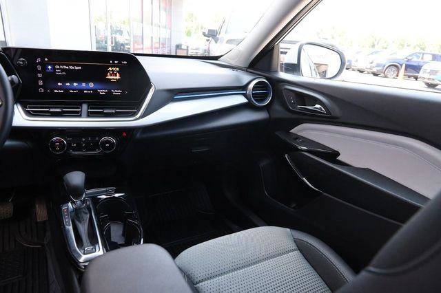 Used 2025 Chevrolet Trax LT w/ LT Convenience Package FWD image 25