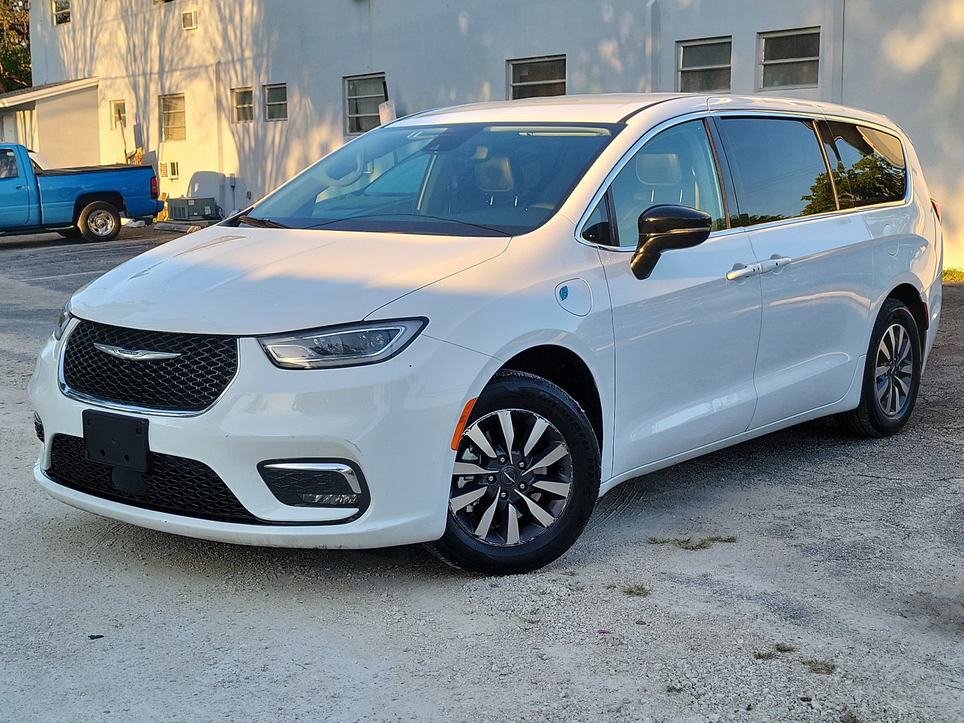 Used 2024 Chrysler Pacifica Select 360° Tour