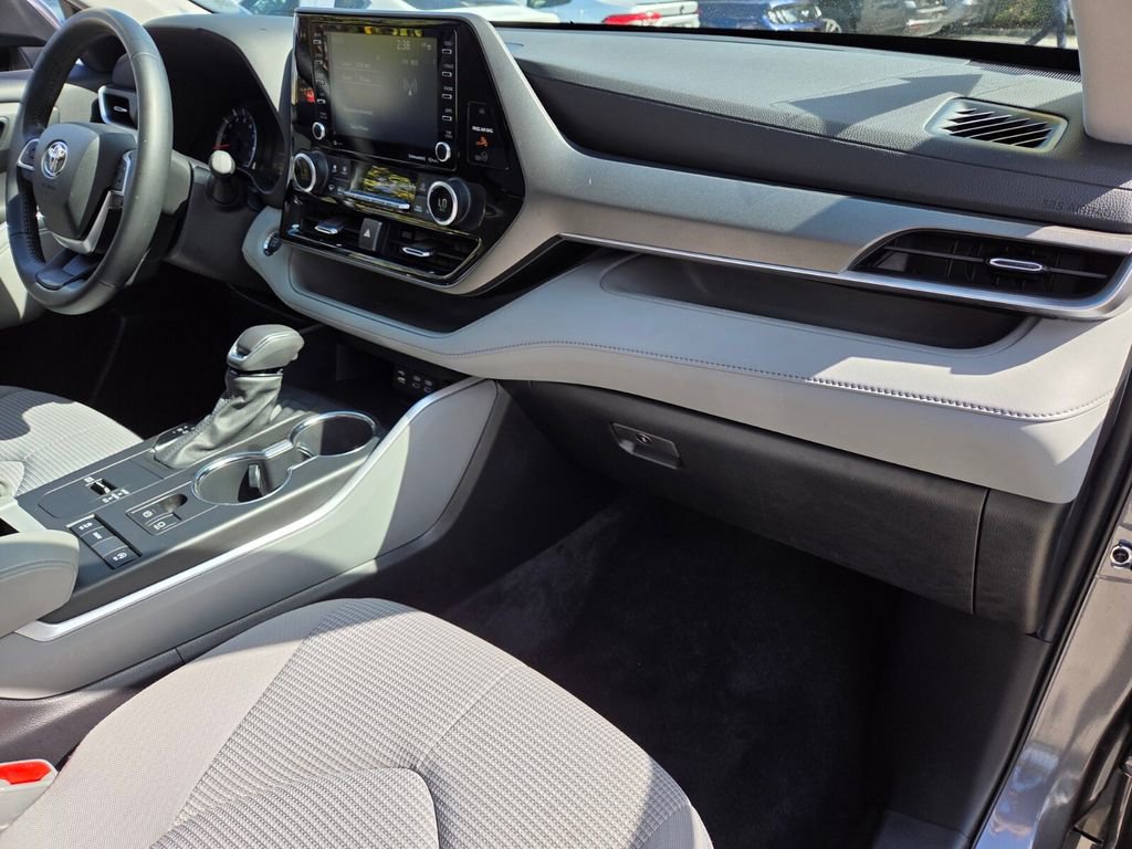 Used 2022 Toyota Highlander LE image 20