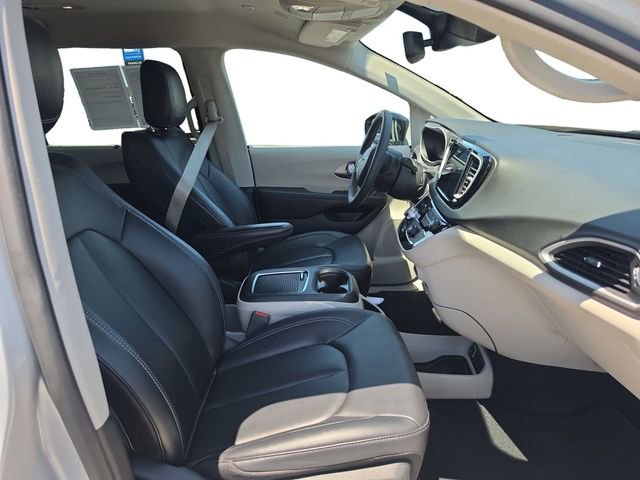 Used 2024 Chrysler Pacifica Touring-L FWD image 17