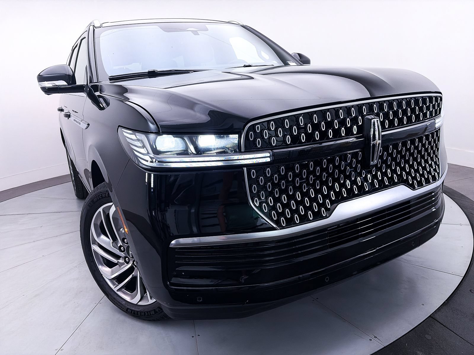 Used 2025 Lincoln Navigator Reserve AWD/4WD image 3