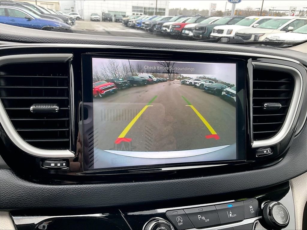 Used 2024 Chrysler Pacifica Touring-L image 19