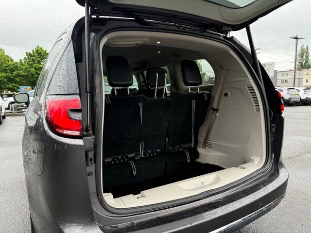 Used 2023 Chrysler Pacifica Touring-L FWD image 15